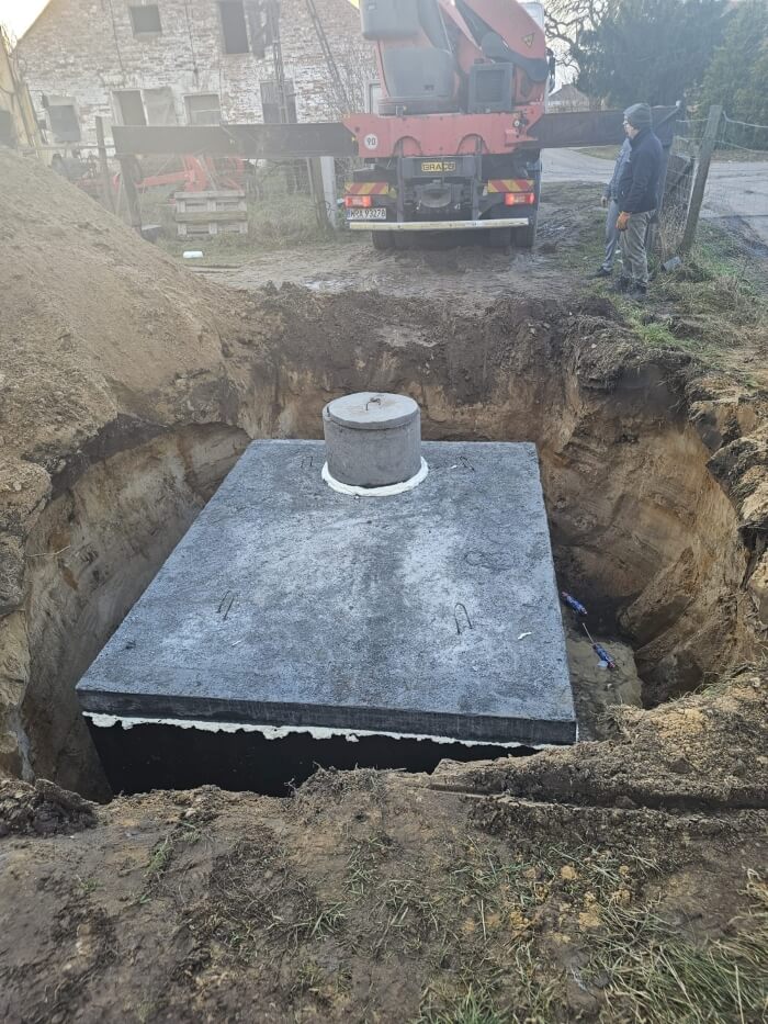Montáž těsné betonové jímky pomocí jeřábu HDS. Realizace pro klienta z Neratovice