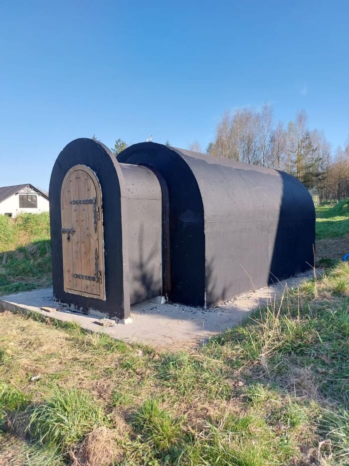 Hotový zahradní sklípek s předsíní, nainstalovaný na pozemku klienta v Neratovice